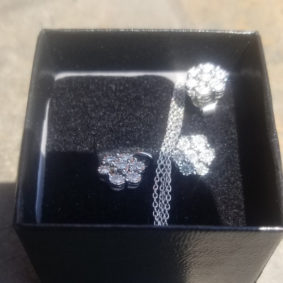 FLOWER your Valentine Matching Necklace and Earrings - Picture 4 of 5